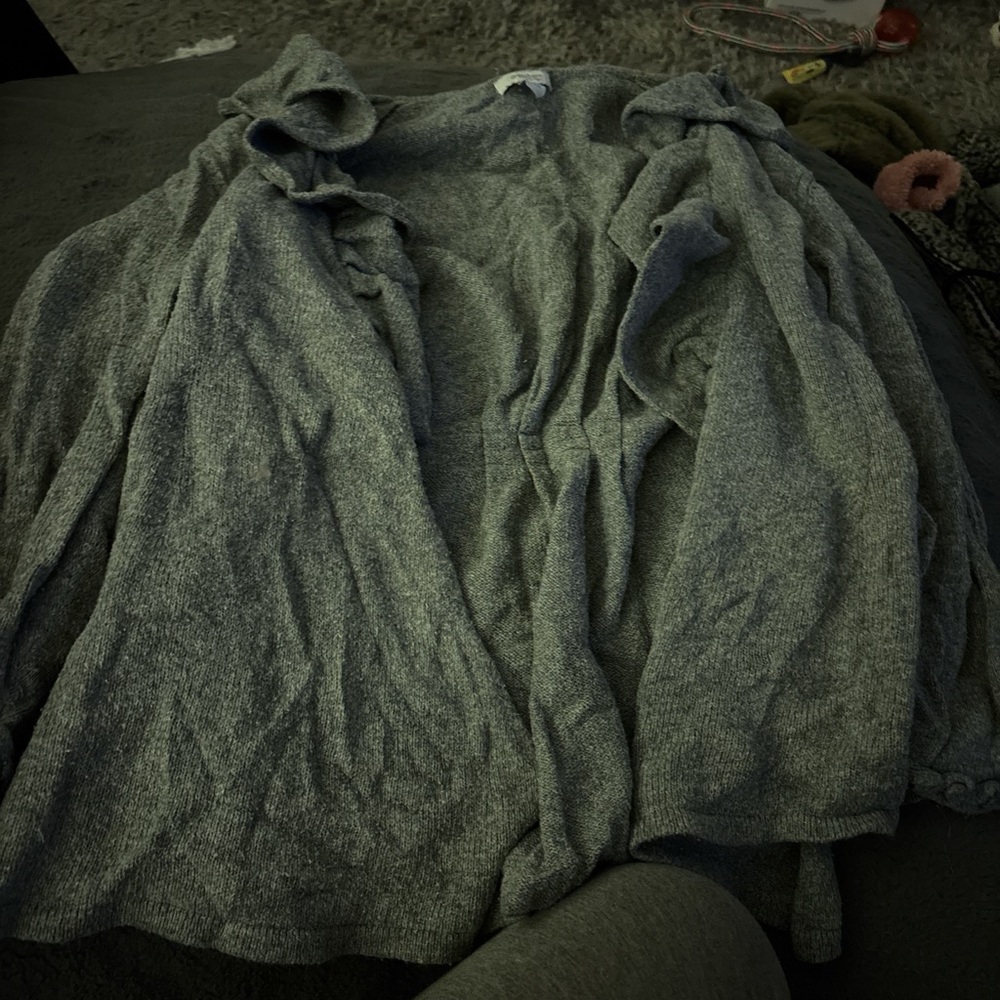 Grey cardigan with ruffle edges🩷
